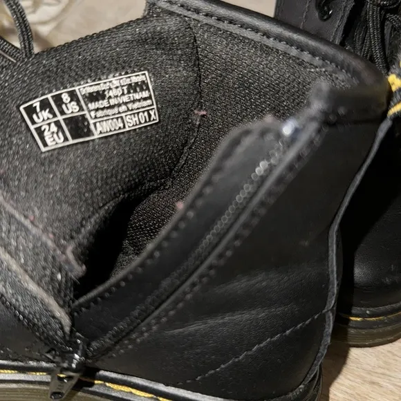 DR MARTENS toddler boots size 8 Like New, worn once.