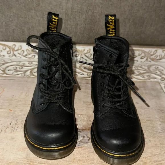 DR MARTENS toddler boots size 8 Like New, worn once.