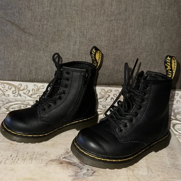 DR MARTENS toddler boots size 8 Like New, worn once.