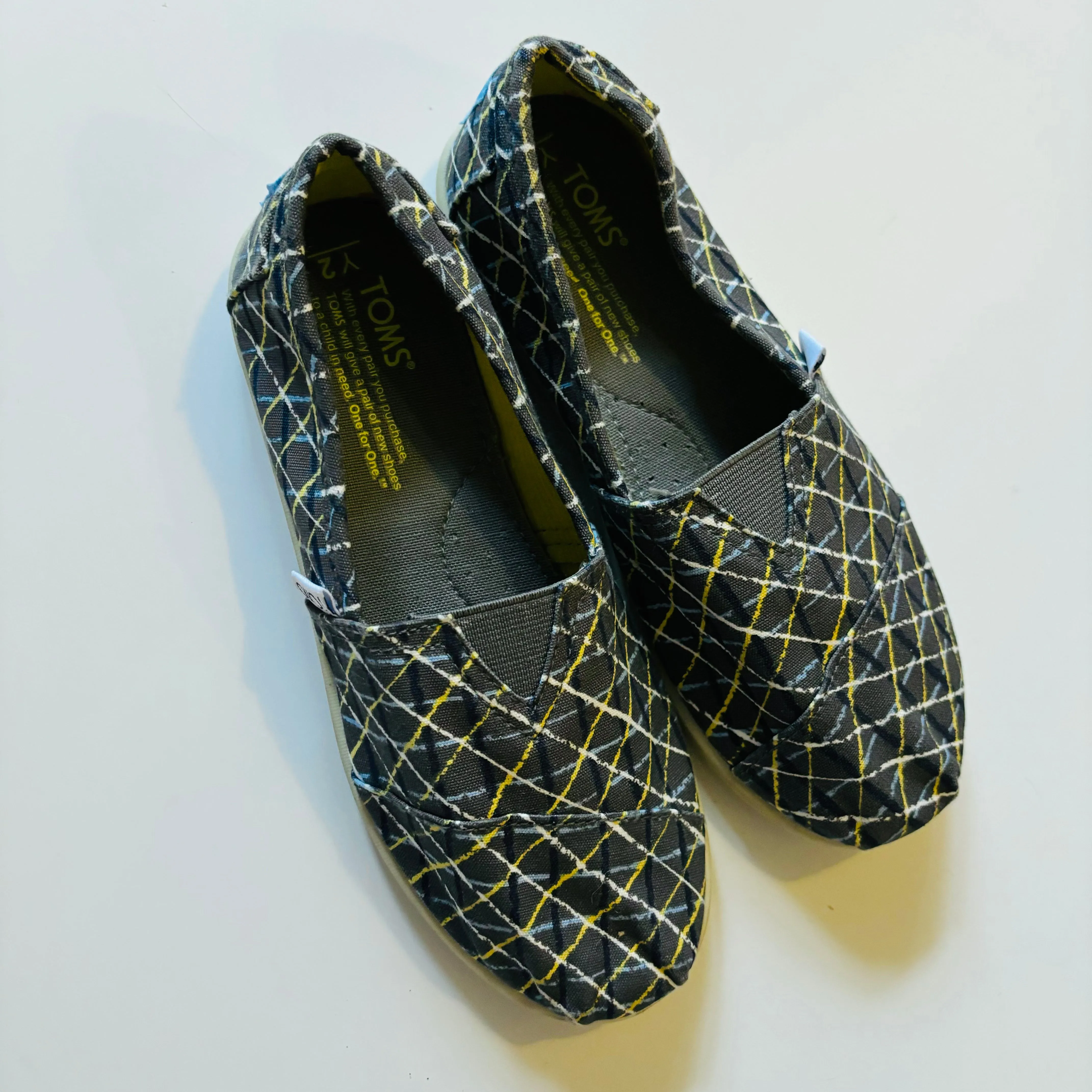 Sneakers, 2 youth // Toms
